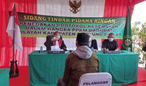Pelanggar PPKM Darurat di KBB Jalani Sidang Tipiring Seorang warga KBB yang melanggar PPKM Darurat menjalani sidang Tipiring di Padalarang.