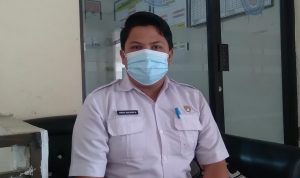 Desa Cicalengka Wetan Gencarkan Semprot Disinfektan ke Rumah Warga Sekretaris Desa Cicalengka Wetan, Ardi Ardhi Saehari saat ditemui di kantor desa, Rabu (7/7). (Yanuar Baswata/Jabar Ekspres)