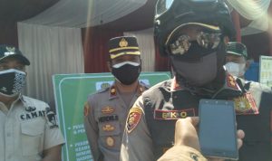 Kapolres Sumedang, AKBP Eko Prasetyo Rubbyanto (kanan) didampingi Kapolsek Cimanggung, Kompol Herdis Suhardiman (tengah) dan Camat Cimanggung, Dikdik Syeh Rizki (kiri) di Pos Penyekatan Parakanmuncang Kecamatan Cimanggung, Kamis (8/7). (Yanuar Baswata/Jabar Ekspres)
