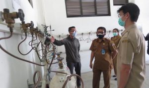 Sebulan Terakhir, 7 Orang Pasien Covid-19 RSUD Cikalongwetan Meninggal Dunia Kepala Dinas Kesehatan KBB mengecek alat generator oksigen di RSUD Cikalongwetan. (Ilustrasi)