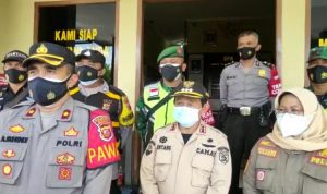 Kapolsek Cicalengka, Kompol Aep Suhendi (kiri) bersama Camat Cicalengka, Entang Kurnia (tengah) dan Kasi Trantib Kecamatan Cicalengka Yuliani (kanan) di Mapolsek Cicalengka, Kamis (8/7).
