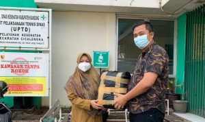 Ketua Fraksi PDIP DPRD Kabupaten Bandung, M. Lutfi Haffian memberikan bantuan pada Dinkes Kabupaten Bandung UPTD Kecamatan Cicalengka.
