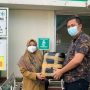 Ketua Fraksi PDIP DPRD Kabupaten Bandung, M. Lutfi Haffian memberikan bantuan pada Dinkes Kabupaten Bandung UPTD Kecamatan Cicalengka.