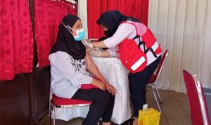 Petugas PMI Kota Depok sedang melakukan vaksin kepada warga
