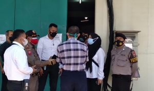 Tim gabungan saat lakukan sidak ke PT Seho Mamkur Industri di Dwi Papuri, Desa Mangunarga, Kecamatan Cimanggung, Kabupaten Sumedang pada Senin (12/7). (Yanuar Baswata/Jabar Ekspres)