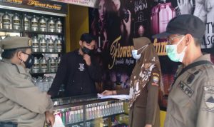 Anggota Satpol PP saat lakukan razia PPKM Darurat kepada pelaku usaha non esensial di Kecamatan Cimanggung, Kabupaten Sumedang, Selasa (13/7). (Yanuar Baswata/Jabar Ekspres)
