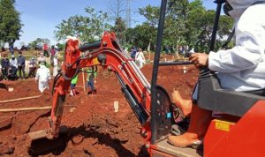 DPUPR Depok Kirim Satgas dan Alat Berat ke TPU Pasir Putih