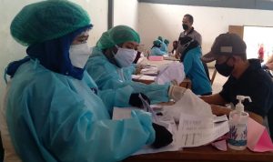 Warga Antusias, Target Vaksinasi di Kelurahan Rancaekek Kencana Terpenuhi Proses vaksinasi di Kelurahan Rancaekek Kencana, Kecamatan Rancaekek, Kabupaten Bandung pada Rabu (14/7). (Yanuar Baswata/Jabar Ekspres)