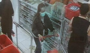 TANGKAPAN LAYAR: Pelaku hipnotis yang berhasil tertangkap oleh kamera pengintai CCTV, saat hendak memasuki Borma Setiabudi, Kota Bandung.