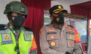 Kapolres Sumedang, AKBP Eko Prasetyo Robbyanto (kanan) bersama Dandim 0610/Sumedang, Letkol Inf Zaenal Mustofa (kiri) di Cimanggung, Rabu (14/7). (Yanuar Baswata/Jabar Ekspres)