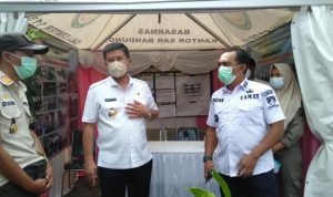 Wakil Bupati Sumedang Tak Ingin PPKM Darurat Diperpanjang, Erwan: Kasihan Masyarakat Wakil Bupati Sumedang, Erwan Setiawan (tengah) bersama Camat Cimanggung, Dikdik Syeh Rizki (kanan) dan Kasi Trantib Kecamatan Cimanggung MP, Didin Wahyudin (kiri) di Kecamatan Cimanggung, Rabu (14/7).