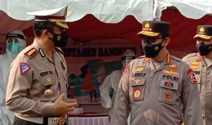 Kapolri, Jenderal Pol Listyo Sigit Prabowo (kanan) pada saat meninjau pos penyekatan di GT Pasteur, Kamis (15/7).