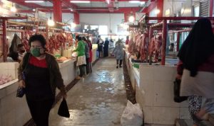 Suasana Pasar Atas Baru terpantau pengunjungnya mulai berkurang.