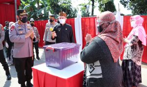 Kepala Satuan Kepolisian Republik Indonesia (Kapolri) Jenderal Listyo Sigit Prabowo (kiri).