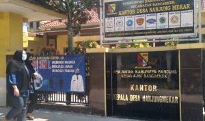 PPKM Darurat Tak Jadi Halangan, Warga Desa Nanjung Mekar Bandung Tetap Produktif Kantor Desa Nanjung Mekar, Kecamatan Rancaekek, Kabupaten Bandung pada Jumat (16/7). (Yanuar Baswata/Jabar Ekspres)