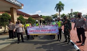 Polresta Bandung dan Kodim 0624/Kab. Bandung bagikan sembako 3000 paket, Jumat (16/7). (Yully S Yulianty/Jabar Ekspres)