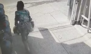 Kejadian Lagi, Pencurian Gas Elpiji, Kali Ini Pelaku Incar Toko di Wilayah Cigadung Kota Bandung TANGKAPAN LAYAR: Pelaku pencurian gas 3kg sempat terekam kamera CCTV.