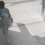 TANGKAPAN LAYAR: Pelaku pencurian gas 3kg sempat terekam kamera CCTV.