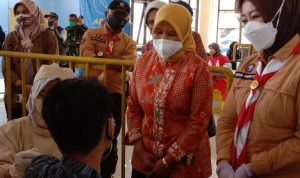 Atalia Praratya saat meninjau pelaksanaan sentra vaksinasi di Cimahi, Jumat (16/7). (Intan Aida/Jabar Ekspres)