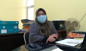 Sekretaris Desa Nanjung Mekar, Meti Nurwati saat ditemui di ruang kerjanya pada Jumat (16/7). (Yanuar Baswata/Jabar Ekspres)