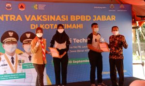 Ngatiyana: Soal Vaksin Jangan Pedulikan Berita Hoaks Pelaksana Tugas (Plt) Wali Kota Cimahi, Ngatiyana (kanan) dan Ketua Kwartir Pramuka Jabar, Atalia Praratya (kiri) berikan simbolis pada dua remaja setelah mendapatkan suntikan dosis vaksin, Cimahi Technopark, Jumat (16/7). (Intan Aida/Jabar Ekspres).