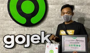 Bani Prasetyo saat menerima penghargaan bentuk apresiasi dari pihak GoJek.