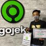 Bani Prasetyo saat menerima penghargaan bentuk apresiasi dari pihak GoJek.