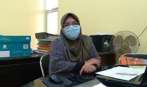 Gotongroyong Bantu Isoman, Sekdes Nanjung Mekar Akui Kepedulian Sosial Warga Cukup Tinggi Sekretaris Desa Nanjung Mekar, Meti Nurwati saat ditemui di ruang kerjanya pada Jumat (16/7). (Yanuar Baswata/Jabar Ekspres)