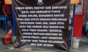 PROTES: Salah satu spanduk curahan hati para PKL Cikapundung barat, yang tercetak dalam spanduk, Minggu (18/7). (Sandi Nugraha/Jabar Ekspres)