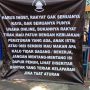 PROTES: Salah satu spanduk curahan hati para PKL Cikapundung barat, yang tercetak dalam spanduk, Minggu (18/7). (Sandi Nugraha/Jabar Ekspres)
