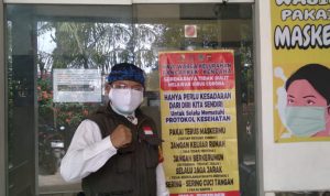 Lurah Rancaekek Kencana, Irwan Hardiansyah di kantor kelurahan usai giat penanganan Covid-19, Minggu (18/7). (Yanuar Baswata/Jabar Ekspres)