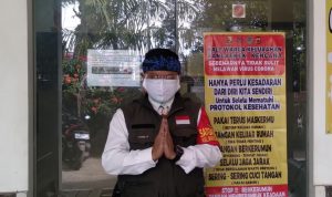 Lurah Rancaekek Kencana, Irwan Hardiansyah di kantor kelurahan pada Minggu (18/8). (Yanuar Baswata/Jabar Ekspres)