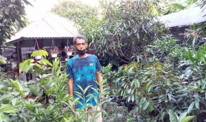 Enjang, Penjual tanaman Hias di Kota Bandung merasakan dampak penerpan aturan PPKM Darurat.