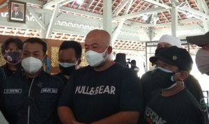 Perwakilan driver ojol R4, Hari Azhari (tengah).