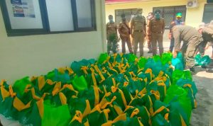 Ratusan paket sembako saat tiba di Kecamatan Cimanggung, Kabupaten Sumedang untuk didistribusikan ke warga yang menjalani isolasi mandiri, Senin (19/7).