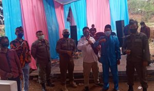 Anggota Satpol PP Kecamatan Cimanggung usai hentikan resepsi pernikahan saat foto bersama penyelenggara acara di Desa Sindanggalih, Kecamatan Cimanggung, Kabupaten Sumedang pada Senin (19/7)/ISTIMEWA.