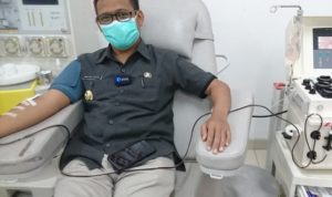 Wakil Wali Kota Depok, Imam Budi Hartono saat lakukan donor plasma (Diskominfo).