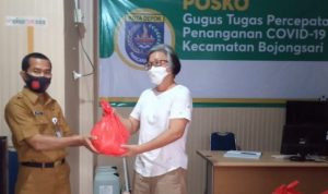 Warga Isoman Bojongsari Terima Ratusan Paket Sembako Warga Isoman Bojongsari Terima Ratusan Paket Sembako