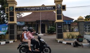 Kantor Desa Cikuya, Kecamatan Cicalengka, Kabupaten Bandung, Senin (19/7). (Yanuar Baswata/Jabar Ekspres)