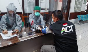 ACT Cimahi Kembali Adakan Kegiatan Vaksinasi, Berikut Ini Pendaftarannya Salah satu relawan ACT Cimahi sedang di tahap screening sebelum melanjutkan tahap penyuntikan vaksinasi oleh nakes di Klinik Budi Luhur. (ACT Cimahi)