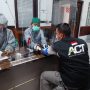 Salah satu relawan ACT Cimahi sedang di tahap screening sebelum melanjutkan tahap penyuntikan vaksinasi oleh nakes di Klinik Budi Luhur. (ACT Cimahi)