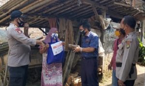 Polsek Sawangan Bagikan Daging dan Beras kepada Warga Terdampak Pandemi