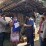 Polsek Sawangan Bagikan Daging dan Beras kepada Warga Terdampak Pandemi