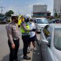 Petugas Satlantas Polres Cimahi memeriksa surat dari pengendara dari luar KBB.