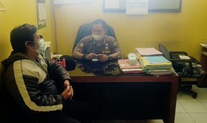 Kepala Seksi Keamanan dan Ketertiban (Kasi Trantib) Kecamatan Cileunyi, Rosyid saat berikan edukasi sekaligus teguran kepada seorang pelanggar aturan PPKM di ruang kerjanya, beberapa waktu lalu. (Istimewa)