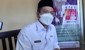 Bupati Bandung Dadang Supriatna saat diwawancara terkait OTT oknum ASN Disdik Kabupaten Bandung, Rabu (21/7). (Yully S Yulianty/Jabar Ekspres)