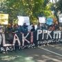 Para demonstran membentangkan banner bertuliskan penolakan terhadap diperpanjangnya PPKM Darurat.