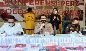 Konferensi pers kasus penimbunan obat Covid-19 yang dilaksanakan oleh Polda Jabar, Rabu (21/7). (Sandi Nugraha/Jabar Ekspres)