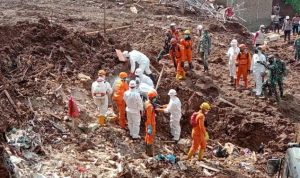 Tim gabungan evakuasi di Desa Cihanjuang, Kecamatan Cimanggung, Kabupaten Sumedang saat proses pencarian korban, beberapa waktu lalu.