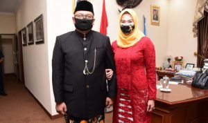 Eks Wakil Wali Kota Depok, Pradi Supriatna (kiri) saat pose bersama istri (Diskominfo).